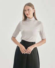 ニット素材のタートルネックTシャツ