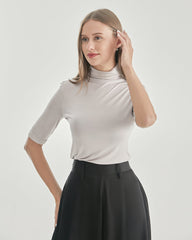 ニット素材のタートルネックTシャツ