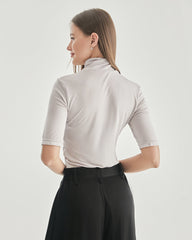 ニット素材のタートルネックTシャツ