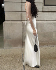 バックレスキャミソールのマキシ丈シルクドレス