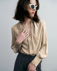 シックな深Vネックシルクブラウス