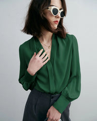 シックな深Vネックシルクブラウス