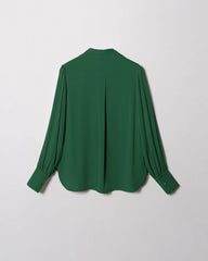 シックな深Vネックシルクブラウス