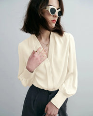 シックな深Vネックシルクブラウス