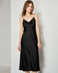 Vネックのシルクスリップミディ丈ドレス