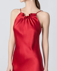 ホルターネックのマキシ丈シルクドレス