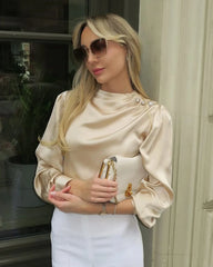 モックネック シルクブラウス パールボタン付き