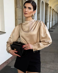 モックネック シルクブラウス パールボタン付き