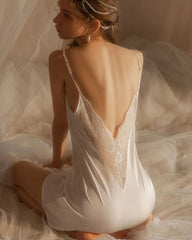 レーストリムが美しいエレガントなシルクナイトガウン