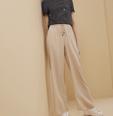 ワイドシルエットのシルクパジャマパンツ