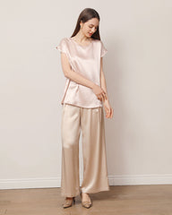 シンプルなキャップスリーブのシルクシャツ