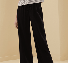 ワイドシルエットのシルクパジャマパンツ