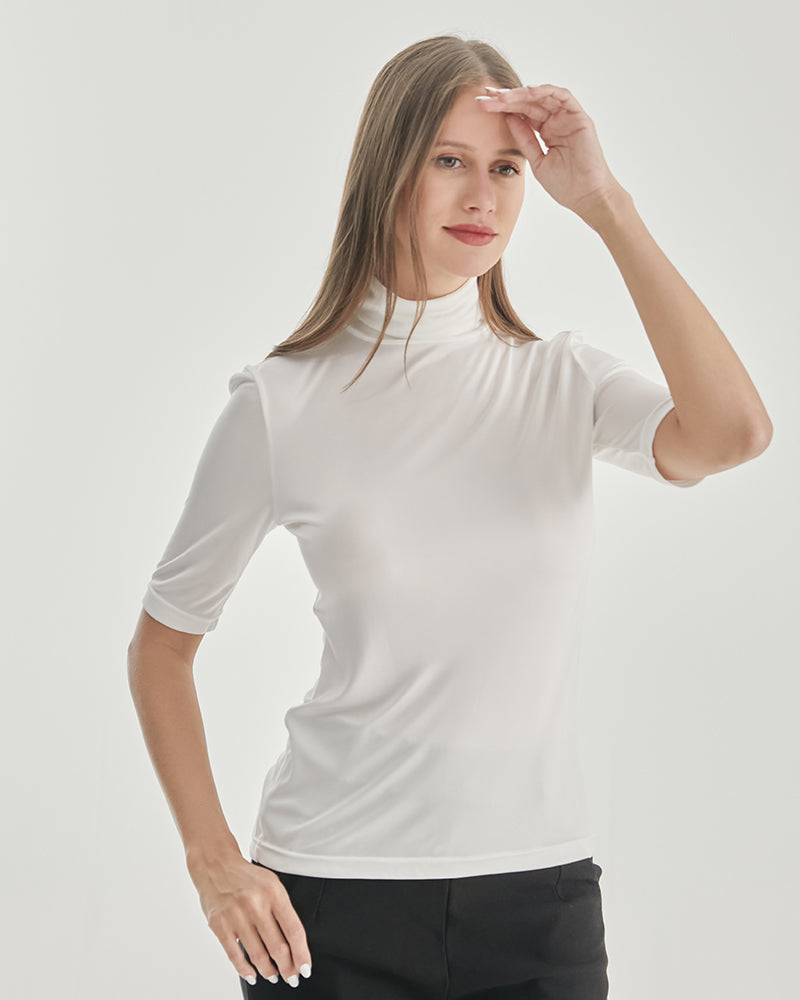 ニット素材のタートルネックTシャツ