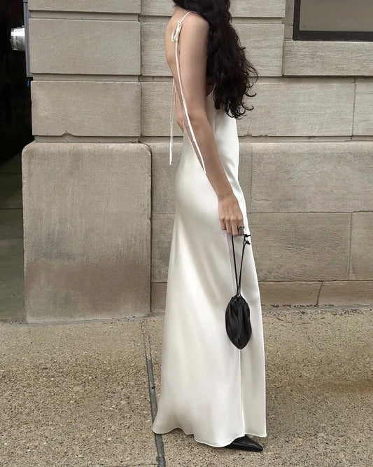 バックレスキャミソールのマキシ丈シルクドレス
