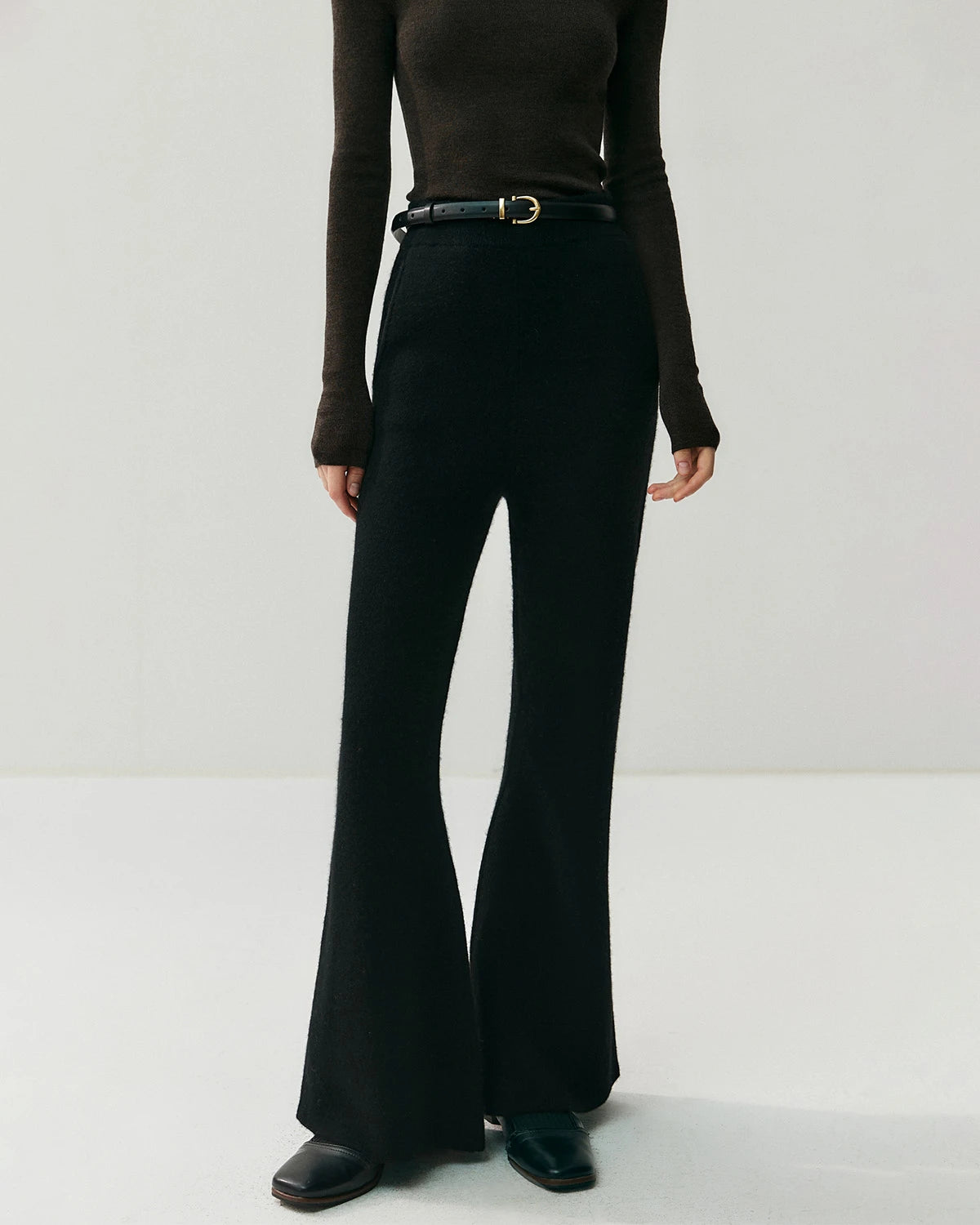 ポケット付きカシミヤウールフレアニットパンツ