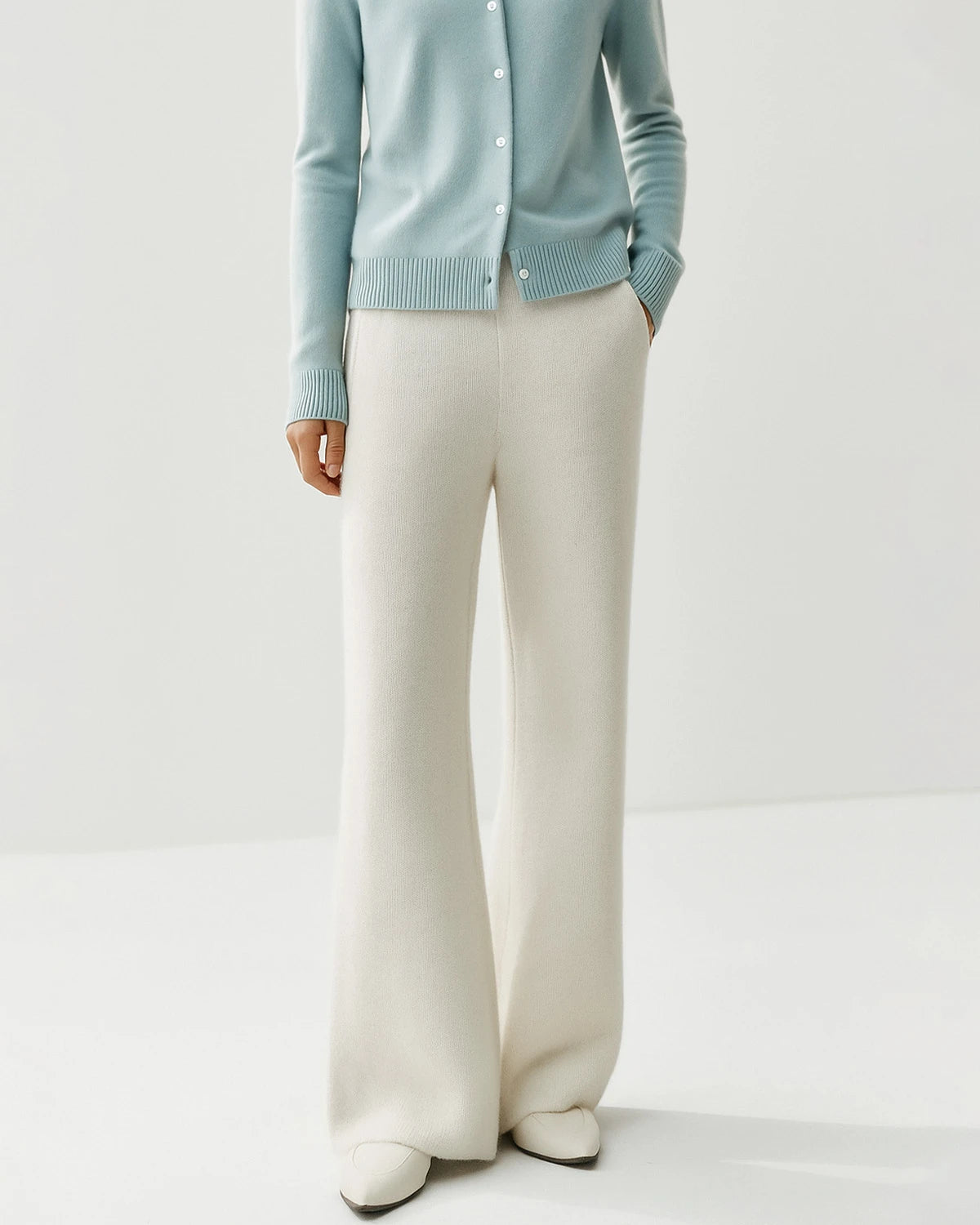ポケット付きカシミヤウールフレアニットパンツ