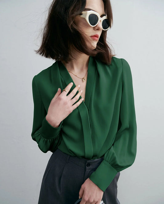 シックな深Vネックシルクブラウス