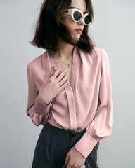 シックな深Vネックシルクブラウス