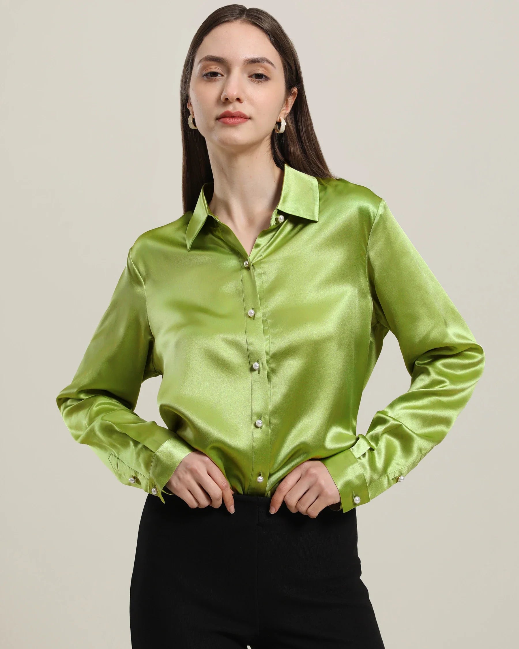 女性用クラシックシルクシャツ パールボタンデザイン