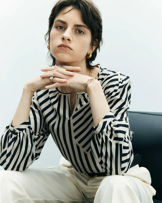 ジオメトリックストライプ柄シルクブラウス