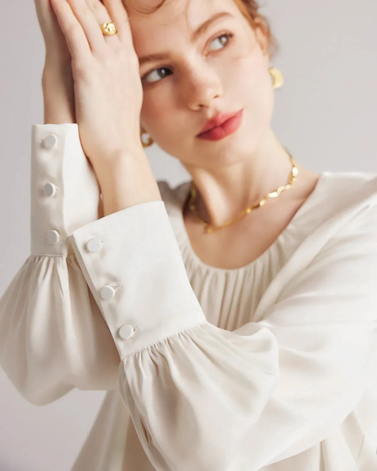 プリーツラウンドネックシルクブラウス