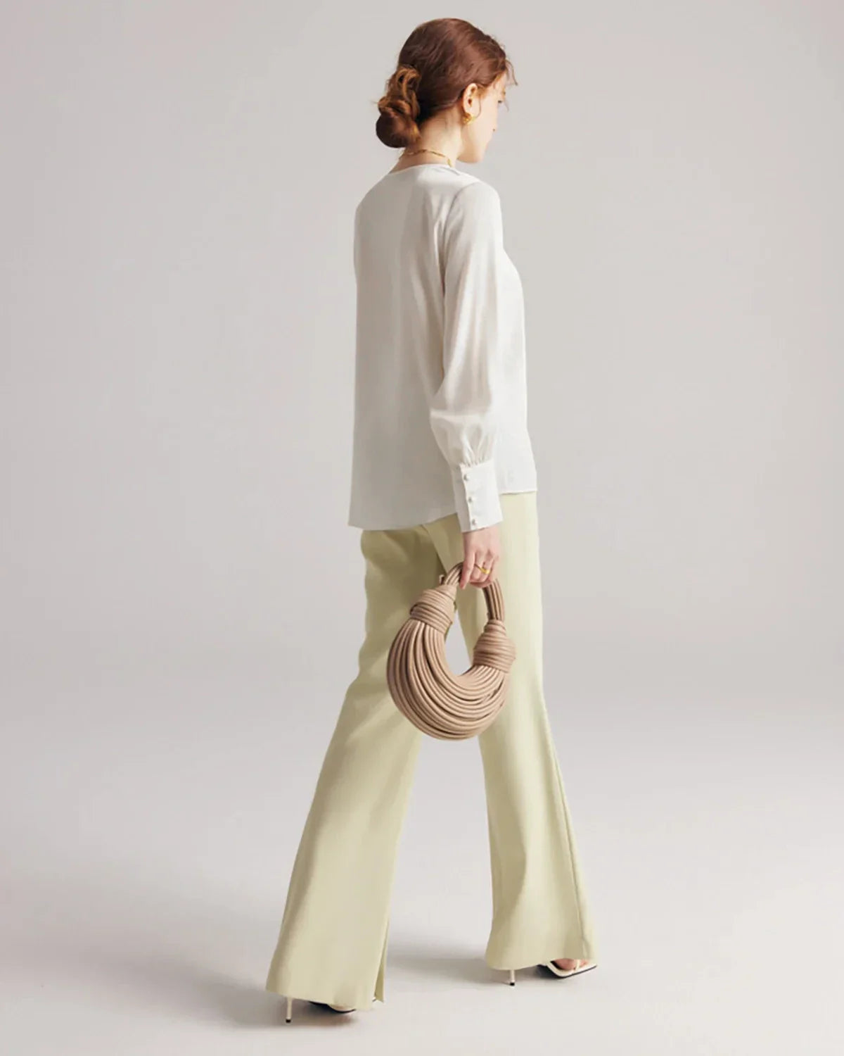 プリーツラウンドネックシルクブラウス