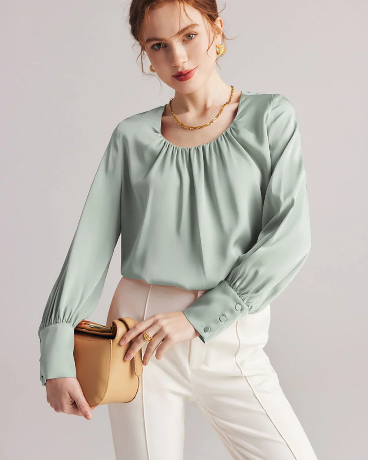 プリーツラウンドネックシルクブラウス