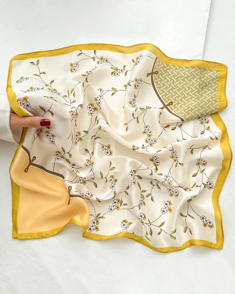 シルク製フローラルスクエアスカーフ