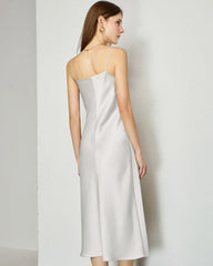 Vネックのシルクスリップミディ丈ドレス