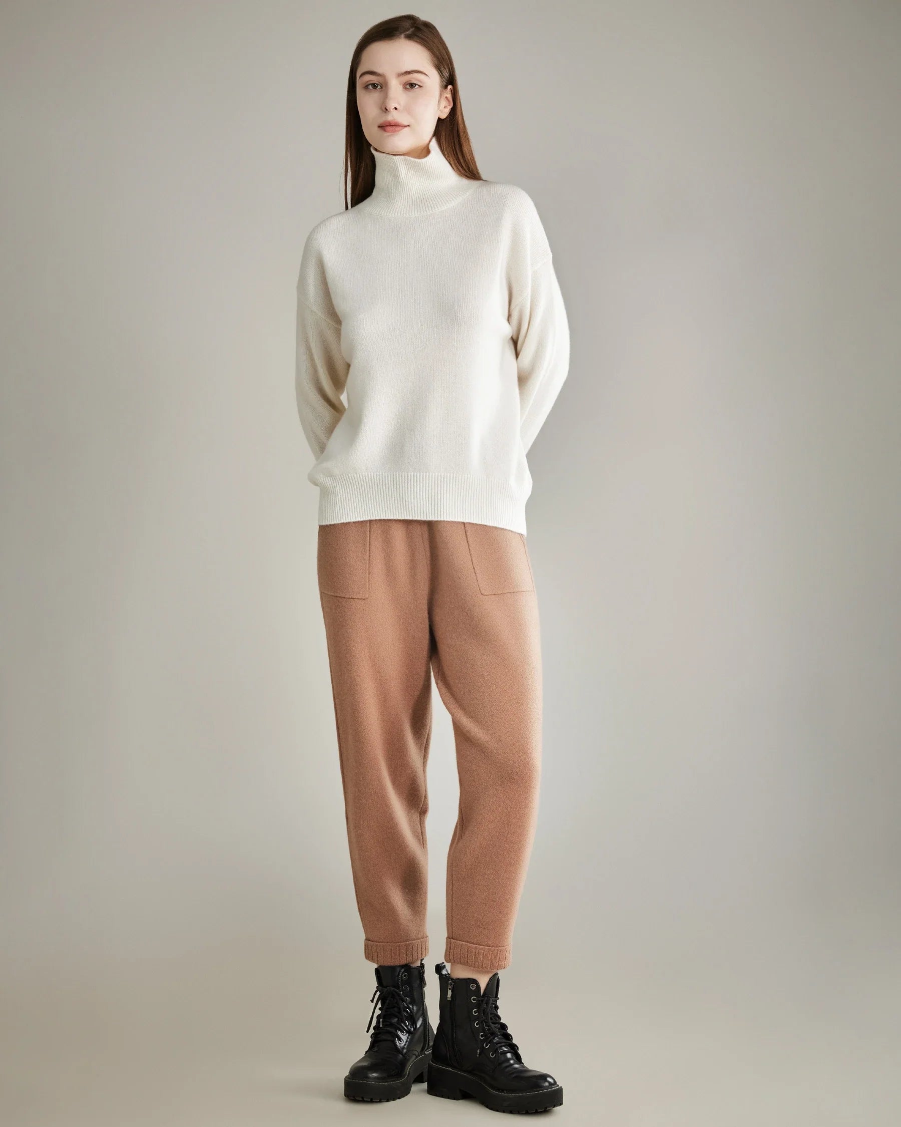 カジュアルなゆったりカシミヤパンツ