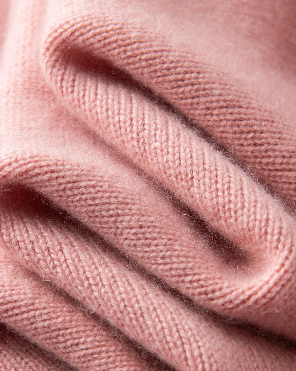 ダイヤ柄ニットのモックネックカシミヤセーター