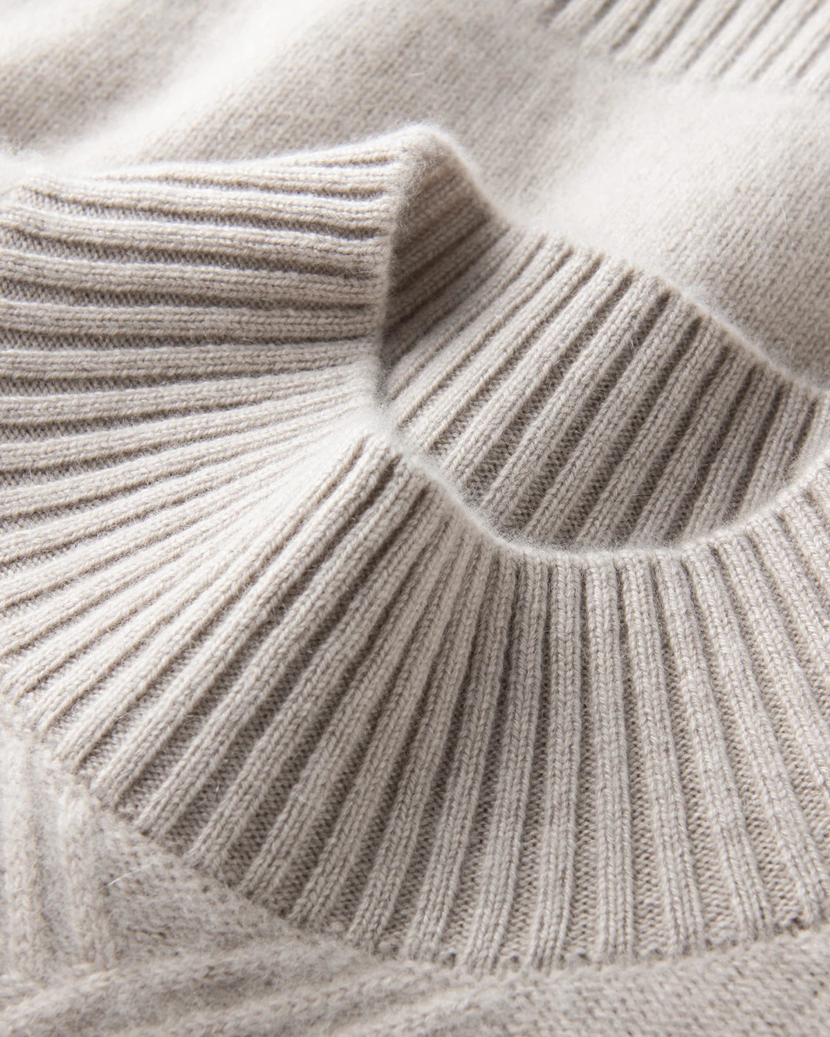 ダイヤ柄ニットのモックネックカシミヤセーター