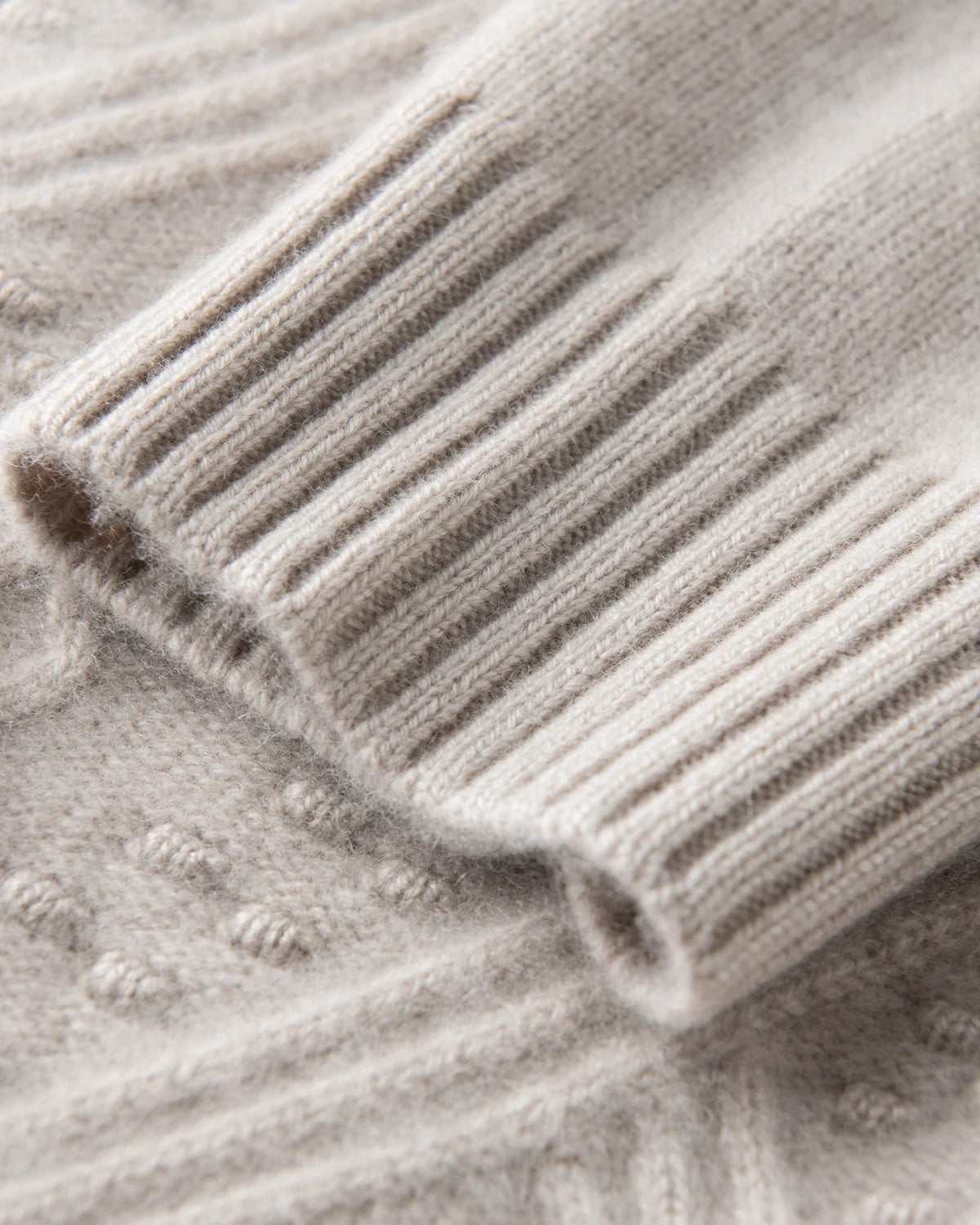 ダイヤ柄ニットのモックネックカシミヤセーター