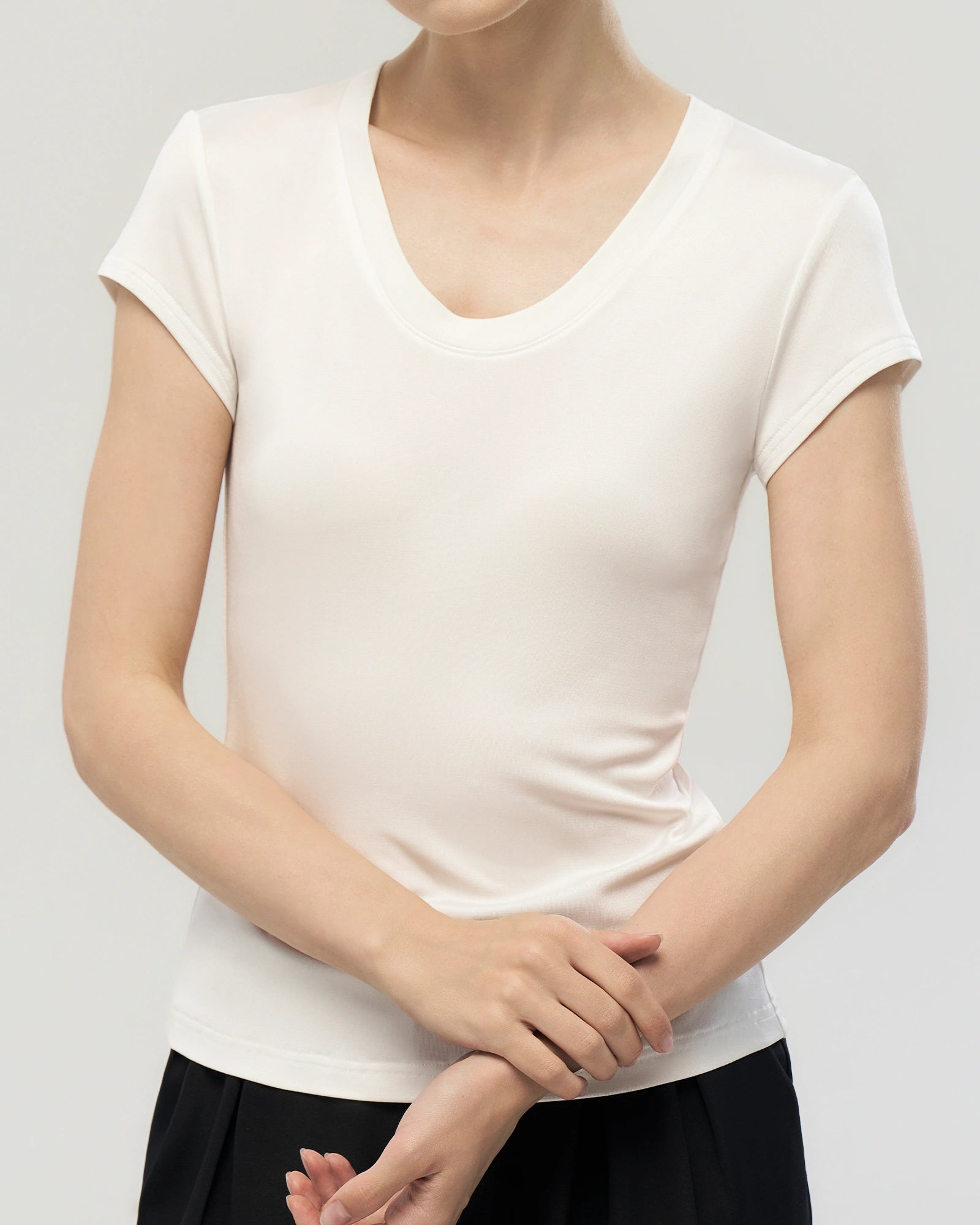 ウォッシャブルシルク ジャージー スクープネック フィットTシャツ