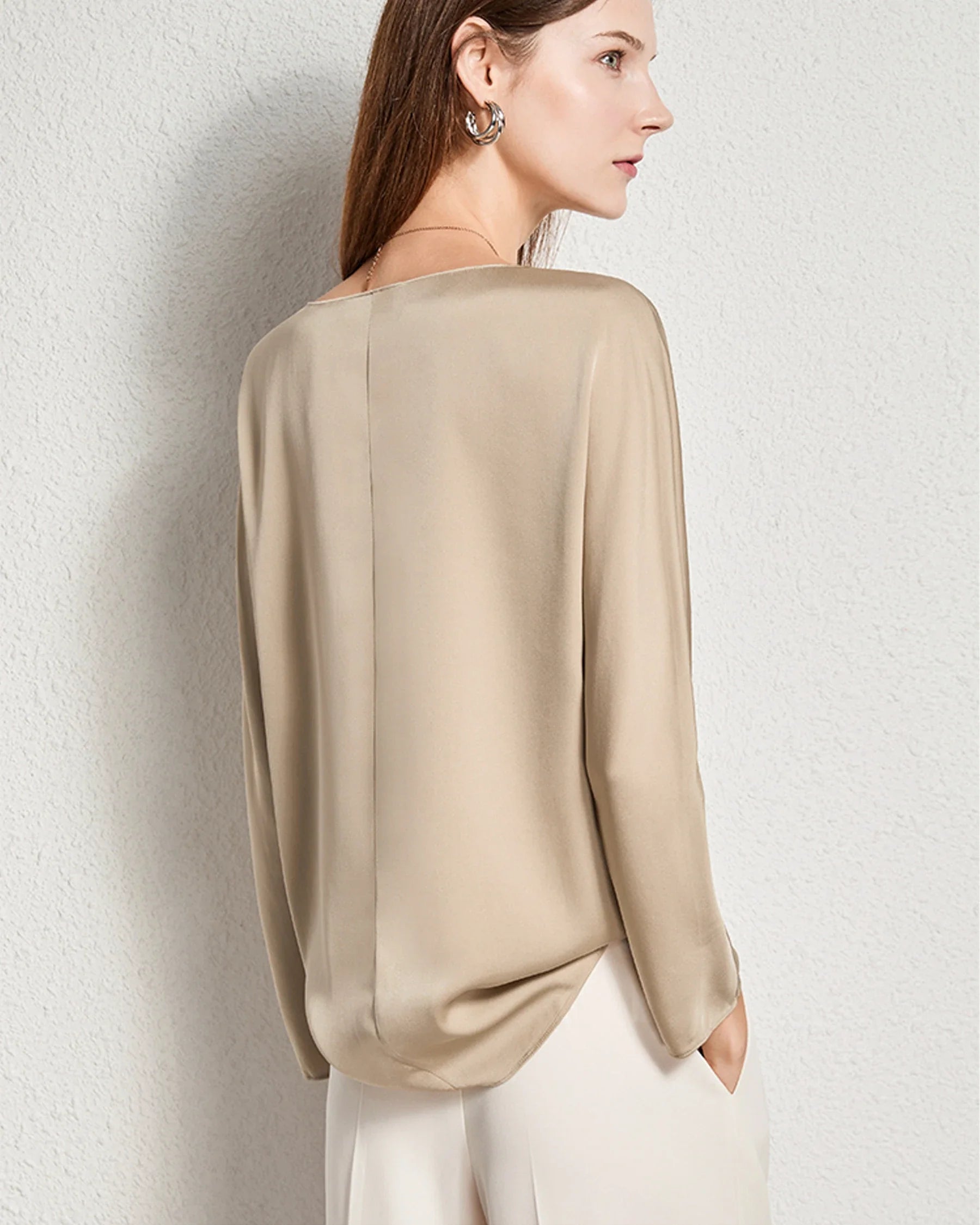 女性用ベーシック丸首シルクブラウス