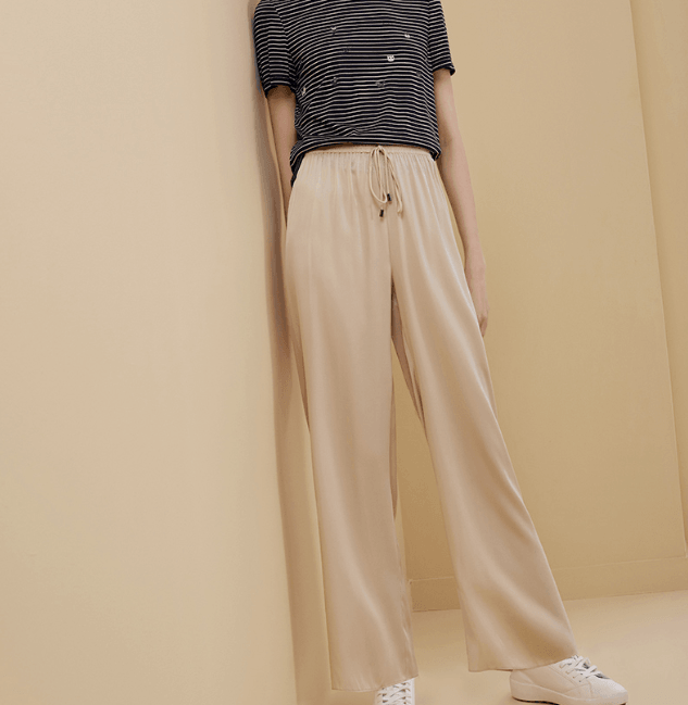 ワイドシルエットのシルクパジャマパンツ